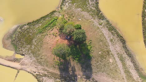 Pequeña-Isla-Aislada-Con-árbol-En-Zona-Minera-De-Cantera-Inundada-En-Bangladesh