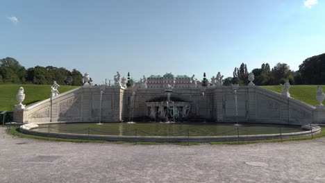 Muy-Hermosa-Fuente-En-Los-Jardines-Del-Palacio-Belvedere-Superior-Con-Estatuas