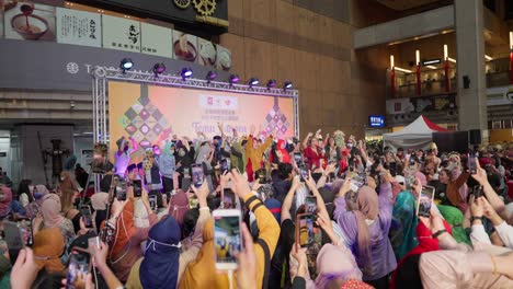 Crowds-of-Indonesian-Migrant-Workers-Singing,-Jumping-and-Dancing-both-on-and-off-stage