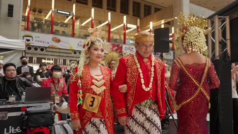 Una-Pareja-Indonesia-Vestida-Con-Trajes-étnicos-Tradicionales-Sube-Al-Escenario-Durante-El-Desfile-De-Moda