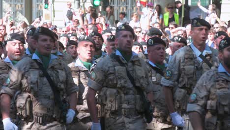 Spanische-Truppen-Nehmen-An-Der-Militärparade-Zum-Spanischen-Nationalfeiertag-Am-12.-Oktober-Teil,-Während-Sich-Tausende-Von-Soldaten-Und-Zivilisten-Versammelten,-Um-Den-Jährlichen-Jahrestag-Zu-Feiern