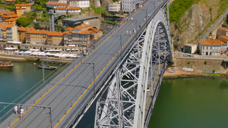 Doppelstöckige-Brücke-Von-Dom-Luis-I-über-Den-Fluss-Douro-In-Porto,-Portugal