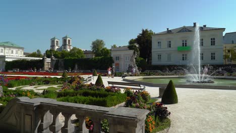 Vista-Panorámica-De-Hermosos-Jardines-Y-Estatuas-Del-Palacio-Mirabell