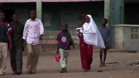 Adolescentes-Musulmanes-Caminando-Por-Las-Calles-De-Badagri-En-Nigeria