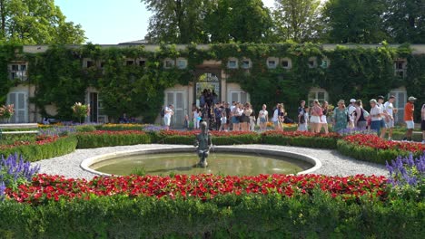 Un-Gran-Grupo-De-Turistas-Camina-Por-Los-Jardines-Del-Palacio-Mirabell.