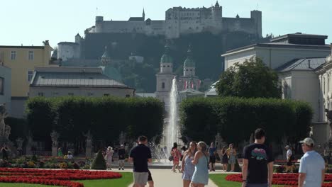 El-Palacio-Mirabell-Con-Sus-Jardines-Es-Un-Monumento-Declarado-Patrimonio-Cultural-Y-Forma-Parte-Del-Centro-Histórico-De-La-Ciudad-De-Salzburgo,-Declarado-Patrimonio-De-La-Humanidad-Por-La-Unesco.