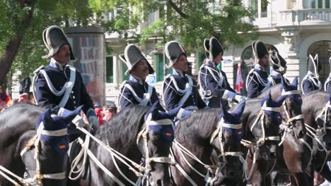 Spanische-Truppen-Nehmen-Auf-Pferden-An-Der-Militärparade-Zum-Spanischen-Nationalfeiertag-Am-12.-Oktober-Teil,-Während-Sich-Tausende-Von-Soldaten-Und-Zivilisten-Versammelten,-Um-Den-Jährlichen-Jahrestag-Zu-Feiern