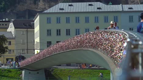 El-Largo-Puente-Marko-Feingold-Está-Lleno-De-Candados-En-Forma-De-Corazón.