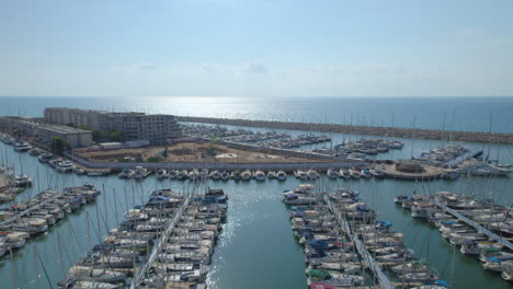 Die-Luxusyachten-Liegen-Im-Yachthafen-Von-Herzliya,-Israel
