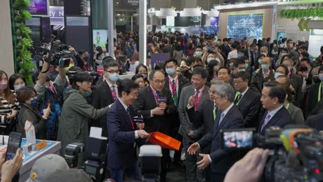 Multitudes-De-Personas-Se-Reúnen-Para-El-Primer-Ministro-Chen-Chien-jen-Del-Yuan-Ejecutivo-En-La-Cumbre-De-Tecnología.