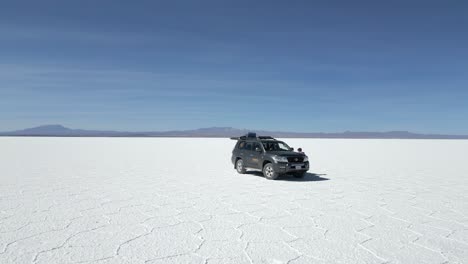 Luftumkreisung-Um-Reisende,-Die-In-Den-Salar-Salinen-In-Uyuni,-Bolivien,-Campen