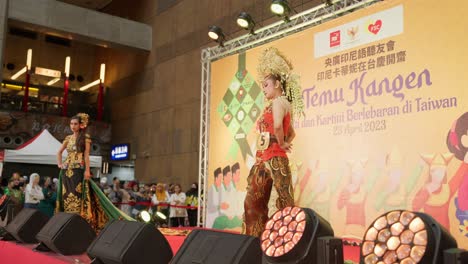 Una-Modelo-Indonesia-Posa-En-El-Escenario-Mientras-Viste-Un-Atuendo-Tradicional-Durante-El-Desfile-De-Moda