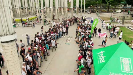 Profi-Skateboarder-Steht-Beim-GSD-Wettbewerb-In-Kolumbien-Beim-Bi-Jump