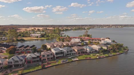 Mulwala,-Nueva-Gales-Del-Sur,-Australia---17-De-Septiembre-De-2019:-Acercándose-A-Casas-Turísticas-En-Cypress-Drive-En-La-Orilla-Del-Lago-Mulwala-En-Nueva-Gales-Del-Sur,-Australia