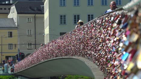 Die-Marko-Feingold-Brücke-Ist-Eine-Malerische-Brücke-Für-Fußgänger-Und-Radfahrer,-Die-Den-Fluss-Salzach-In-Der-Charmanten-Stadt-Salzburg-überspannt
