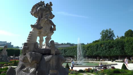 Estatua-Y-Fuente-En-Los-Jardines-Del-Palacio-Mirabell-En-Salzburgo-En-Un-Día-Soleado
