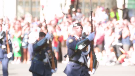 Spanische-Truppen-Nehmen-An-Der-Militärparade-Zum-Spanischen-Nationalfeiertag-Am-12.-Oktober-Teil,-Während-Sich-Tausende-Von-Soldaten-Und-Zivilisten-Versammelten,-Um-Den-Jährlichen-Jahrestag-Zu-Feiern