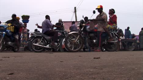Gran-Grupo-De-Motos-Y-Taxis-En-Lagos,-Nigeria