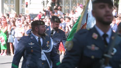 Spanische-Truppen-Nehmen-An-Der-Militärparade-Zum-Spanischen-Nationalfeiertag-Am-12.-Oktober-Teil,-Während-Sich-Tausende-Von-Soldaten-Und-Zivilisten-Versammelten,-Um-Den-Jährlichen-Jahrestag-Zu-Feiern