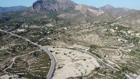 Volando-Hacia-La-Gran-Montaña-Cerca-De-Busot-En-España,-Video-Drone-Aéreo