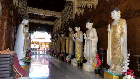 Reihen-Religiöser-Artefakte-Und-Statuen-In-Einem-Buddhistischen-Tempel-In-Malaysia