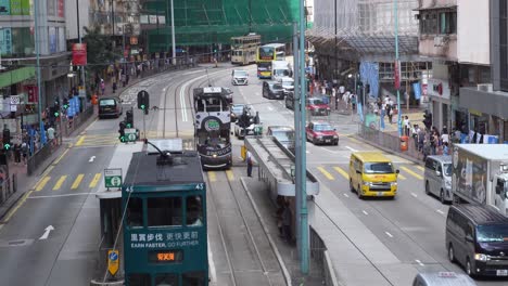 Vista-Panorámica-De-Los-Tranvías-De-Dos-Pisos-En-La-Concurrida-Calle-De-Kings-Road,-El-Paisaje-Urbano-De-La-Isla-De-Hong-Kong