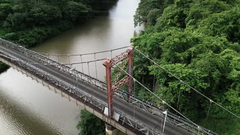 Schweben-Sie-Mit-Dieser-Atemberaubenden-Drohnenaufnahme-Der-Hawkesworth-Bridge-über-Die-Ruhige-Landschaft-Von-San-Ignacio