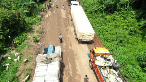 Camión-En-Un-Mal-Camino,-área-Del-Gobierno-Local-De-Ikole-Del-Estado-De-Ekiti,-En-El-Suroeste-De-Nigeria