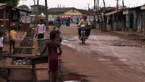 Schlammige-Straße-In-Lagos,-Nigeria
