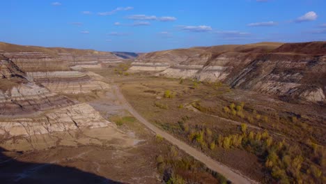 spectacular-views-of-multicolored-sand-formations-in-Alberta,-Canada