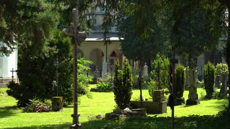 El-Viento-Sopla-A-Través-De-Los-árboles-Plantados-En-El-Cementerio-De-La-Iglesia-Rectoral-De-San