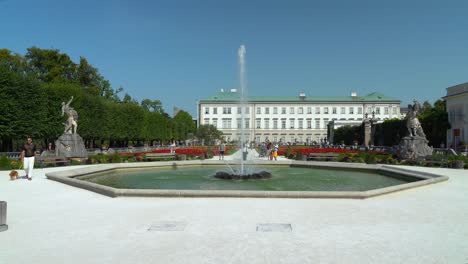 El-Palacio-Mirabell-Fue-Construido-Alrededor-De-1606-En-La-Orilla-Del-Río-Salzach,-Al-Norte-De-Las-Murallas-Medievales-De-La-Ciudad.