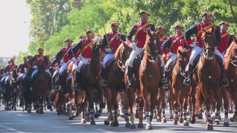 Las-Tropas-Españolas-A-Caballo-Participan-En-El-Desfile-Militar-Del-Día-Nacional-Español-El-12-De-Octubre,-Cuando-Miles-De-Soldados-Y-Civiles-Se-Reunieron-Para-Celebrar-El-Aniversario-Anual.