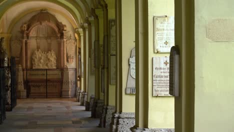 Vergrößern-Der-Säulen-Des-Korridors-Der-Rektoratskirche-St