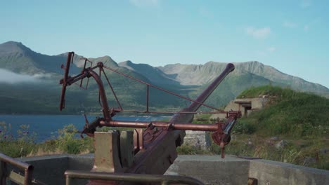 Históricos-Emplazamientos-De-Armas-De-La-Marina-En-Desuso-En-El-Fuerte-Skrolsvik-Cerca-De-La-Isla-Senja,-Stonglandseidet,-Noruega