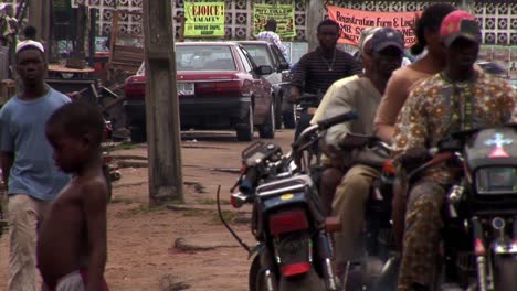Motorradtaxis-Auf-Einer-Belebten-Straße-In-Lagos,-Nigeria
