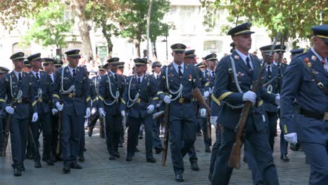 Spanische-Truppen-Nehmen-An-Der-Militärparade-Zum-Spanischen-Nationalfeiertag-Am-12.-Oktober-Teil,-Während-Sich-Tausende-Von-Soldaten-Und-Zivilisten-Versammelten,-Um-Den-Jährlichen-Jahrestag-Zu-Feiern