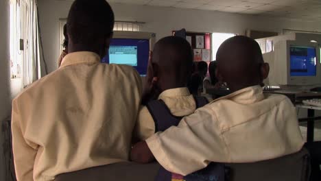 Niños-Dentro-De-Un-Cibercafé-Nigeria