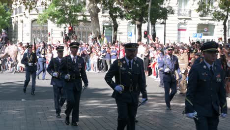 Spanische-Truppen-Nehmen-An-Der-Militärparade-Zum-Spanischen-Nationalfeiertag-Am-12.-Oktober-Teil,-Während-Sich-Tausende-Von-Soldaten-Und-Zivilisten-Versammelten,-Um-Den-Jährlichen-Jahrestag-Zu-Feiern