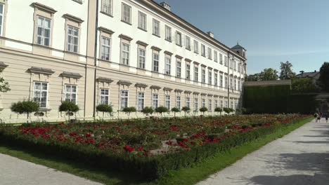 Fachada-Del-Palacio-Mirabell-Con-Jardines-En-Un-Día-Soleado