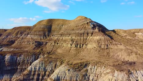 spectacular-views-of-multicolored-sand-formations-in-Alberta,-Canada