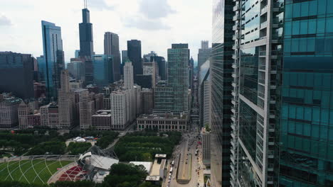 Luftkamerafahrt-Vorbei-An-Wolkenkratzern,-Die-Den-Blick-Auf-Den-Millennium-Park-In-Chicago-Freigibt