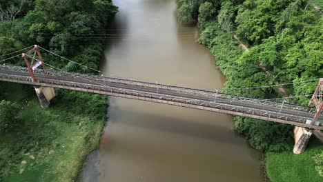 Schweben-Sie-Mit-Dieser-Atemberaubenden-Drohnenaufnahme-Der-Hawkesworth-Bridge-über-Die-Ruhige-Landschaft-Von-San-Ignacio