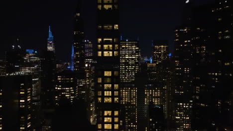 Vista-Aérea-Alrededor-De-Los-Rascacielos-En-El-Centro-De-La-Ciudad,-Manhattan,-Noche-En-Nueva-York,-Estados-Unidos