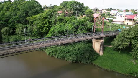 Schweben-Sie-Mit-Dieser-Atemberaubenden-Drohnenaufnahme-Der-Hawkesworth-Bridge-über-Die-Ruhige-Landschaft-Von-San-Ignacio