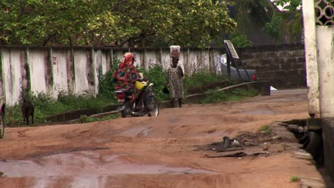 Motorradtaxi-Fährt-Durch-Riesige-Schlaglöcher-In-Nigeria