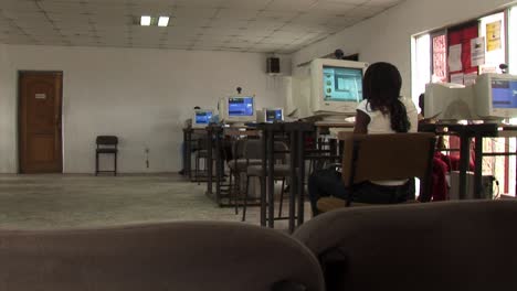 Eine-Frau-In-Einem-Leeren-Internetcafé