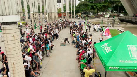 Día-De-Ir-A-Patinar,-La-Gente-Se-Reúne-Para-Ver-A-Los-Patinadores-Haciendo-Trucos.