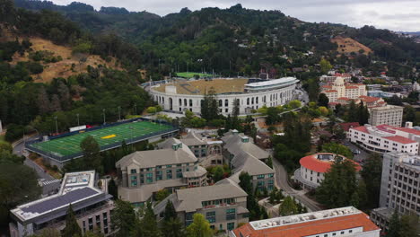 Aerial-view-tilting-toward-the-California-Memorial-Stadium,-in-Berkeley,-CA,-USA