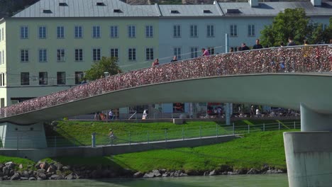 Marko-Feingold-Steg,-Salzburg-Erstrahlt-Im-Spiegel-Der-Sonne